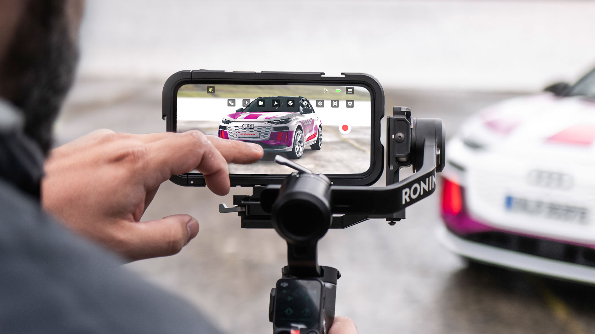 Audi Virtuelle Exponate Q6 etron Smartphone